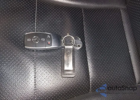 2019 Mercedes-Benz C 300 4Matic z USA, uszkodzony, nr VIN 55SWF8EB2KU289161